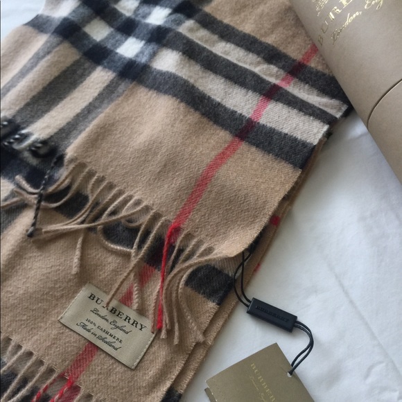 The Classic Check Cashmere Scarf - Picture 4 of 5